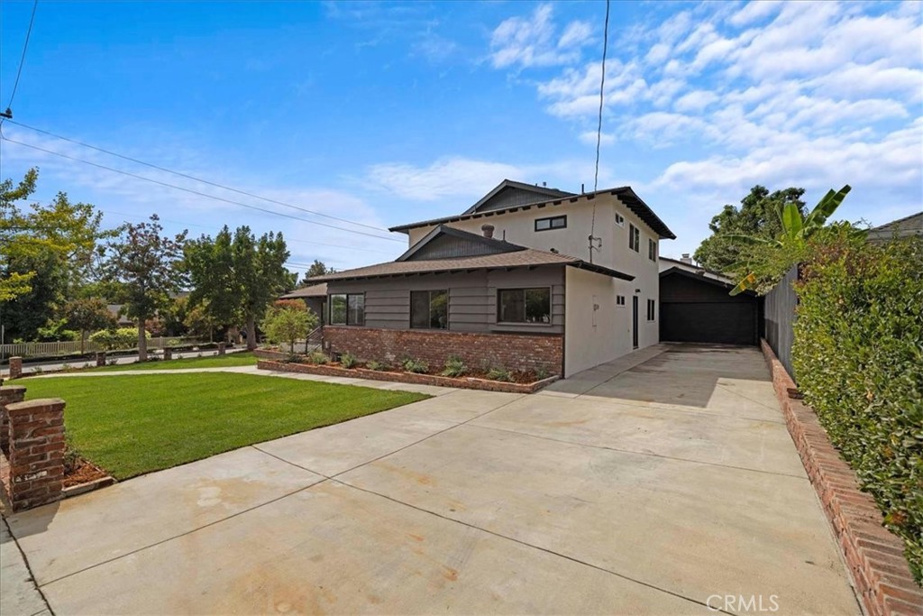245 W Laurel