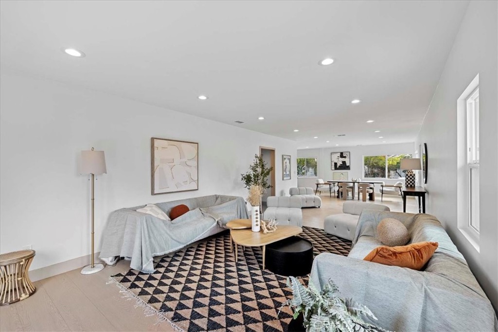 245 W Laurel