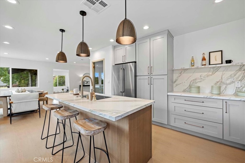 245 W Laurel
