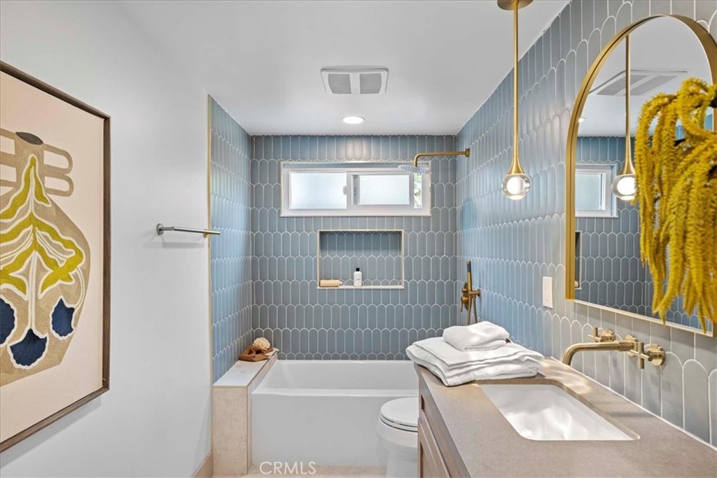 245 W Laurel