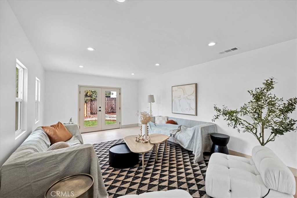 245 W Laurel