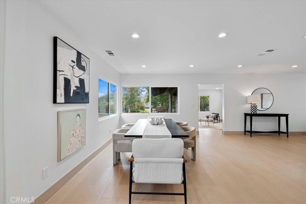 245 W Laurel