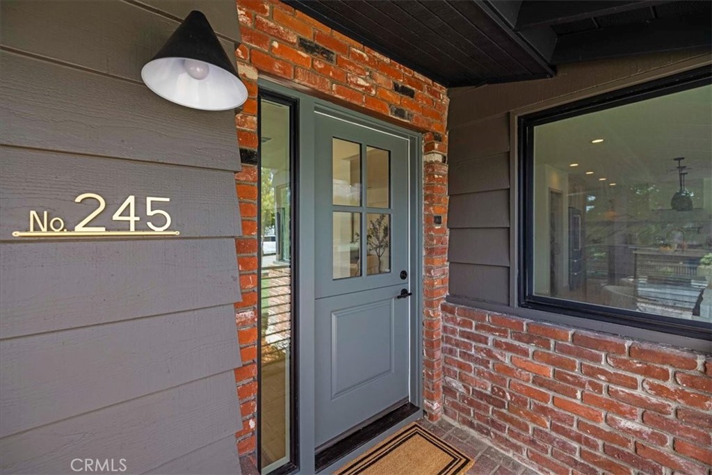 245 W Laurel