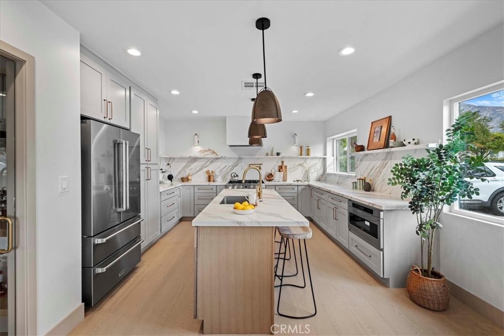 245 W Laurel
