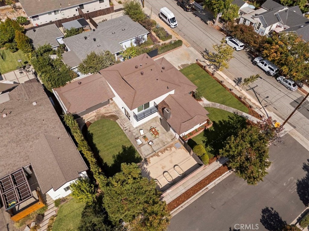 245 W Laurel