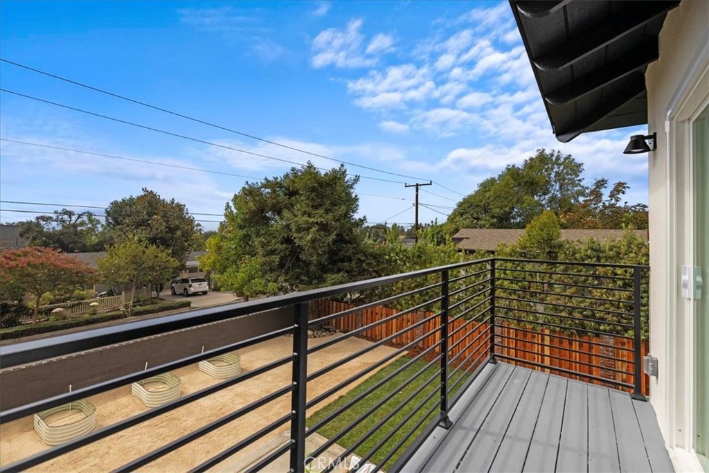 245 W Laurel