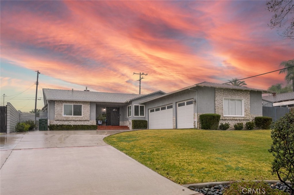 1241 E Mountain View Avenue