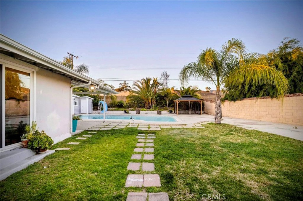 933 E Woodland