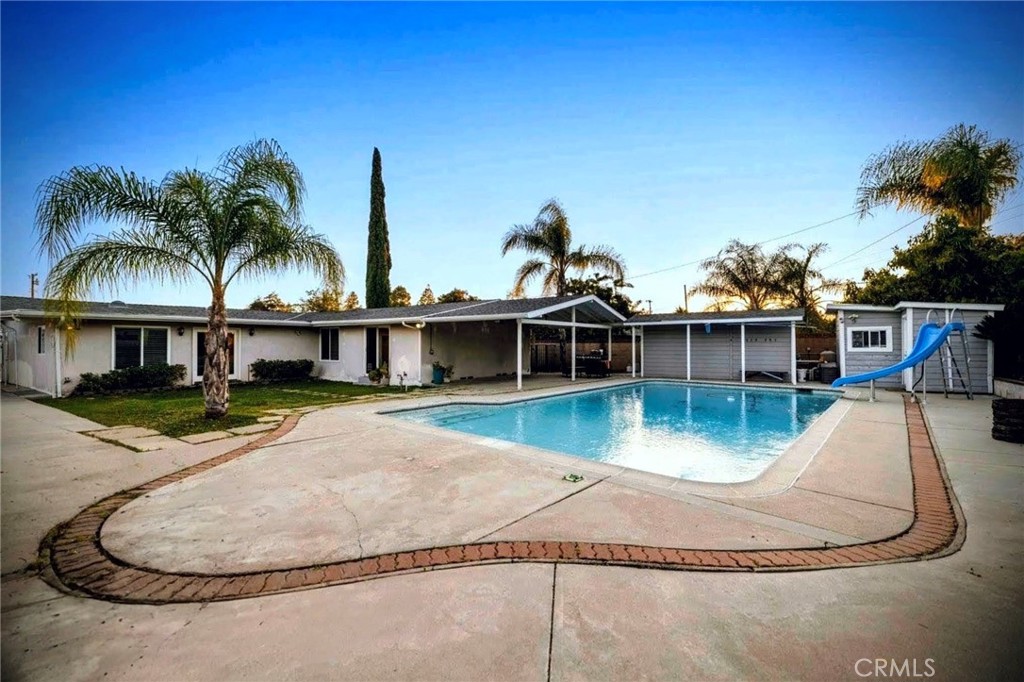 933 E Woodland