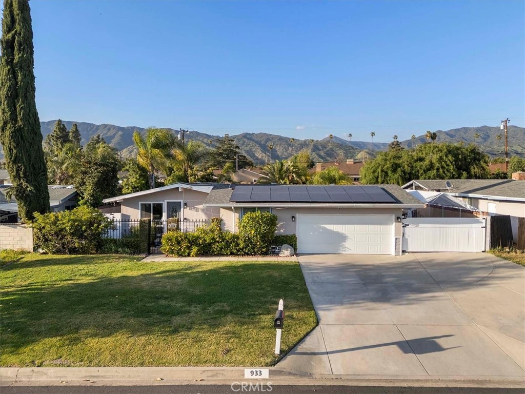 933 E Woodland