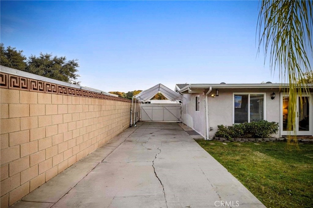 933 E Woodland