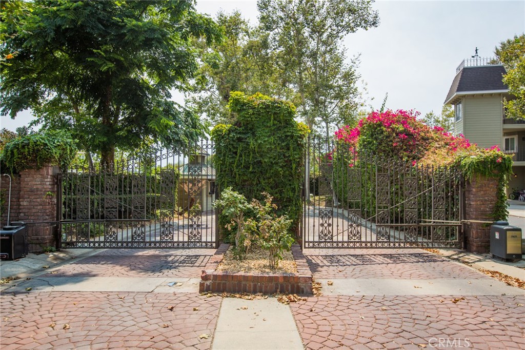 1083 Lakeview