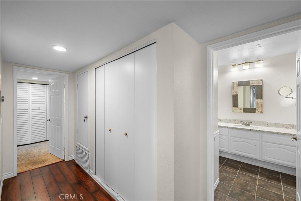 1083 Lakeview