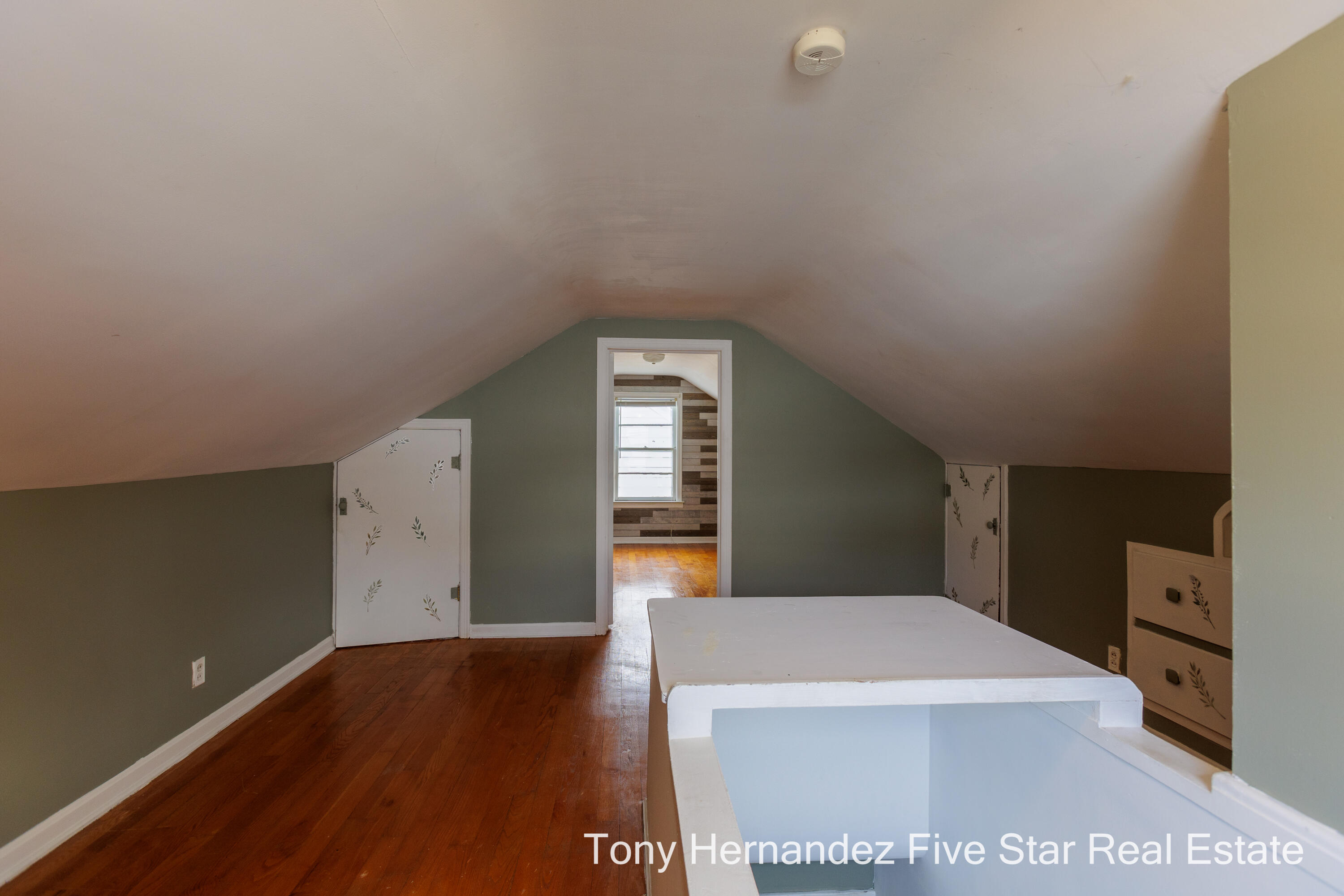 977 W Southern Avenue