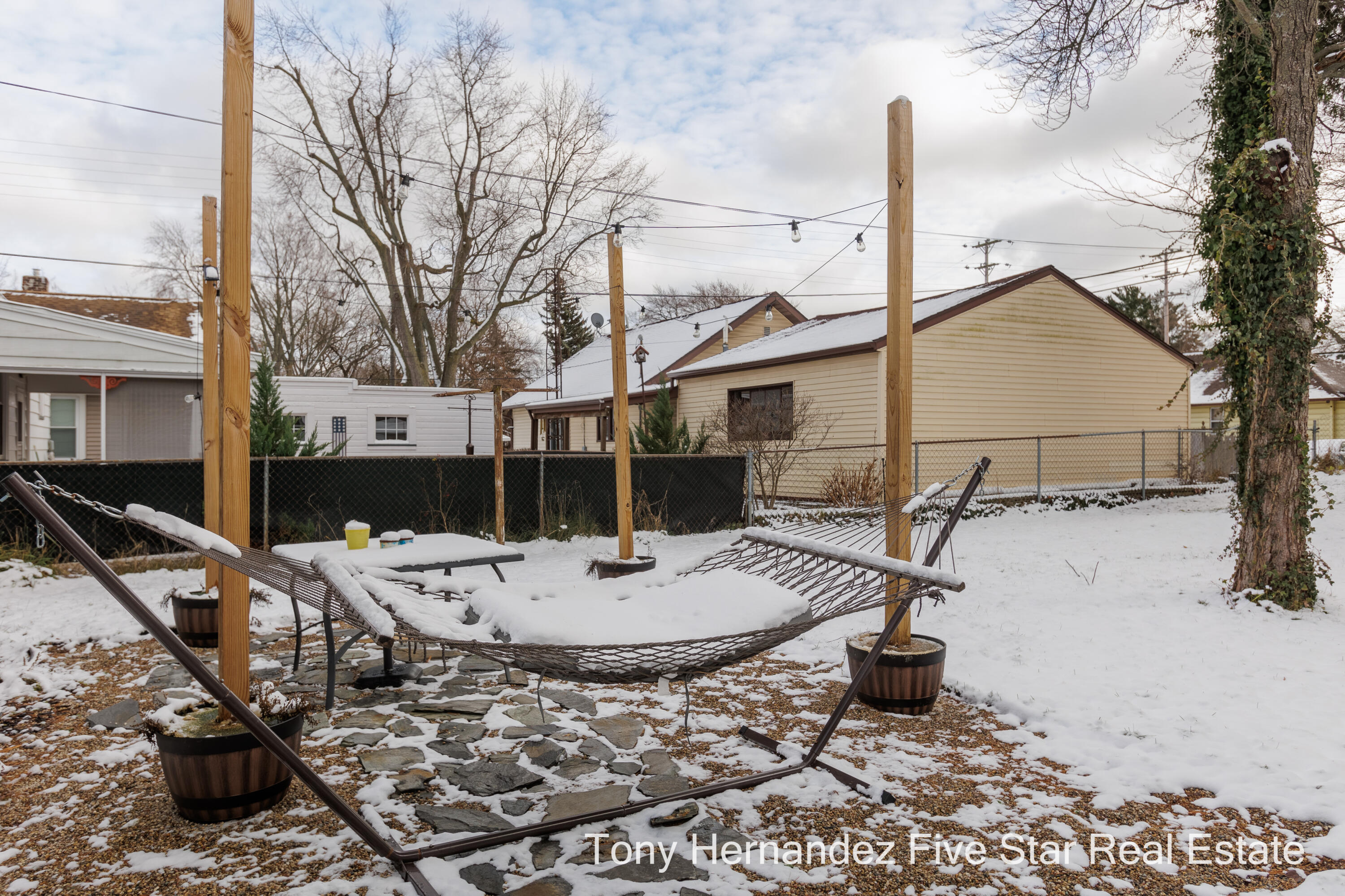977 W Southern Avenue