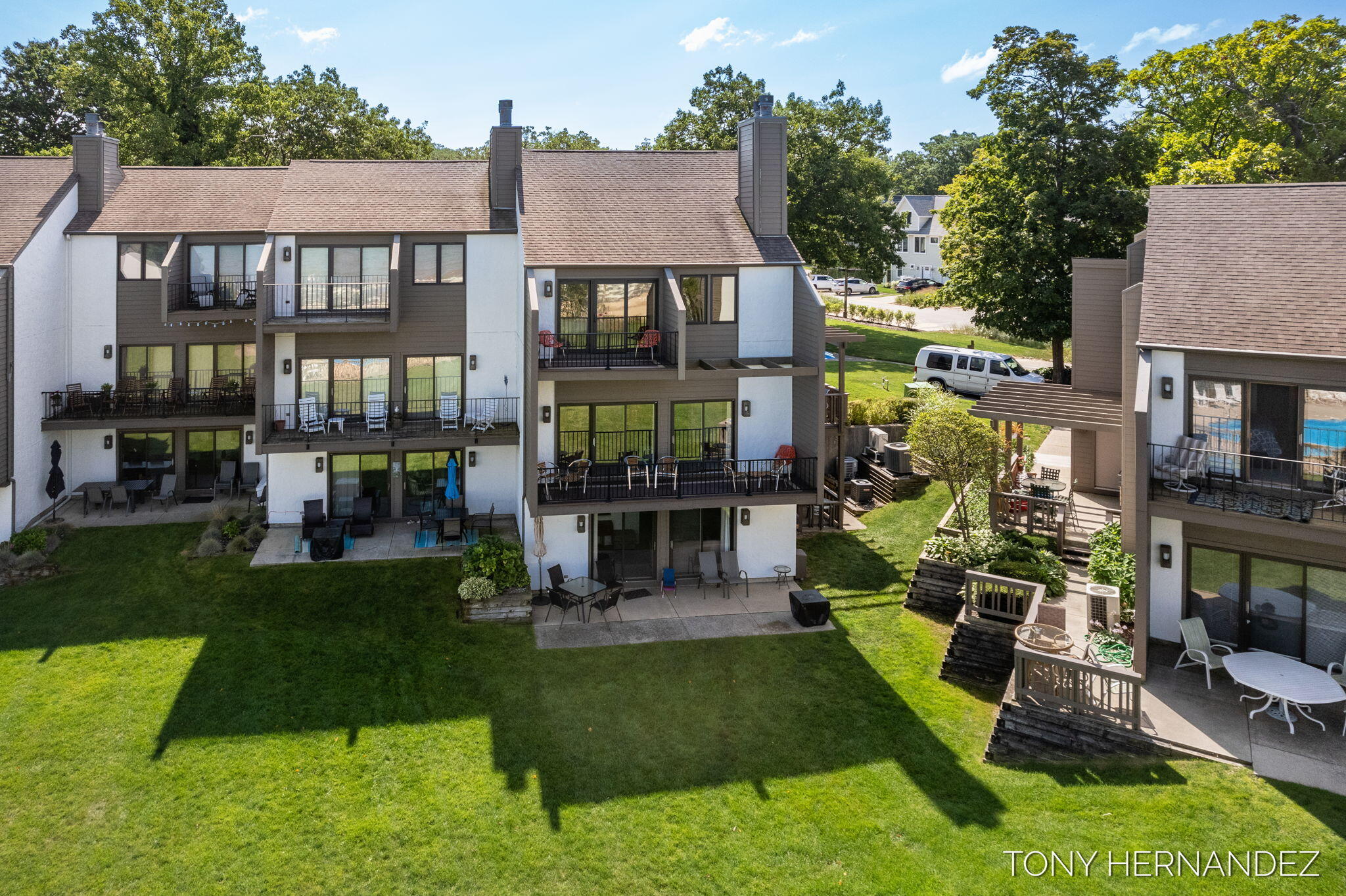 101 North Shore Drive, 2