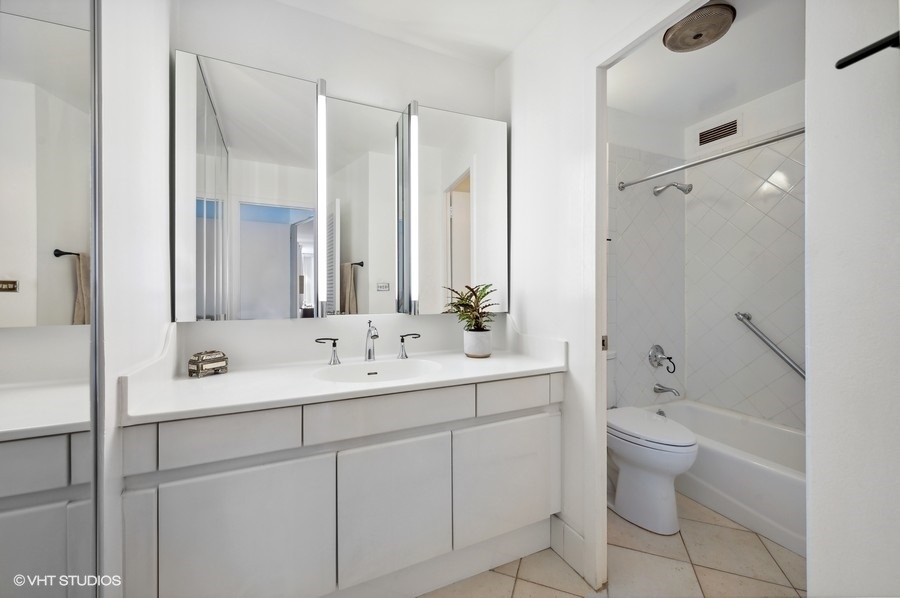 4250 N Marine Drive Unit: 2133-2135