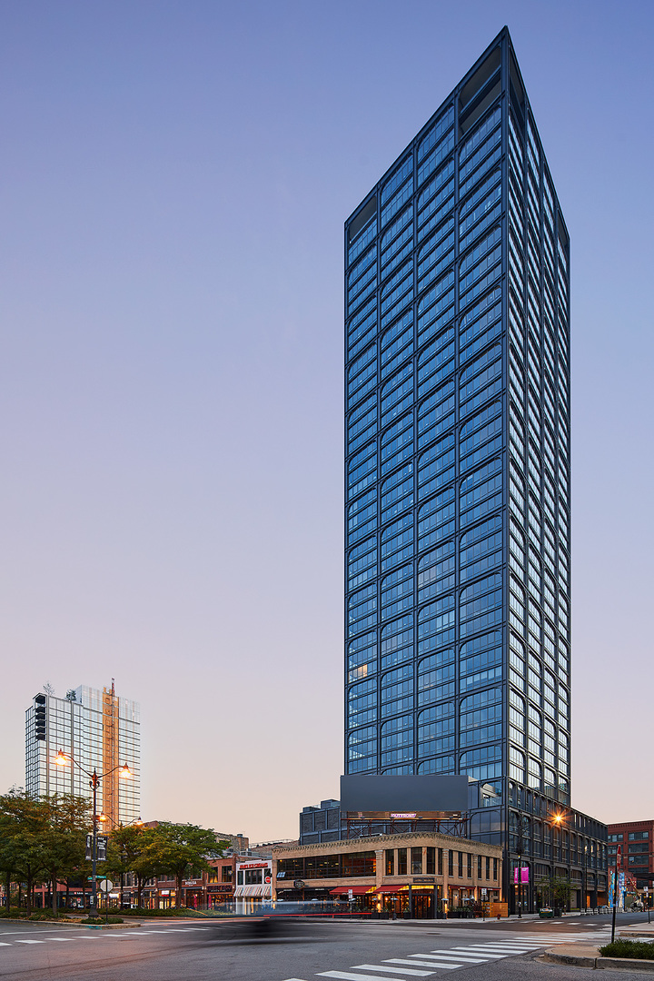 164 N Peoria Street Unit: 3905