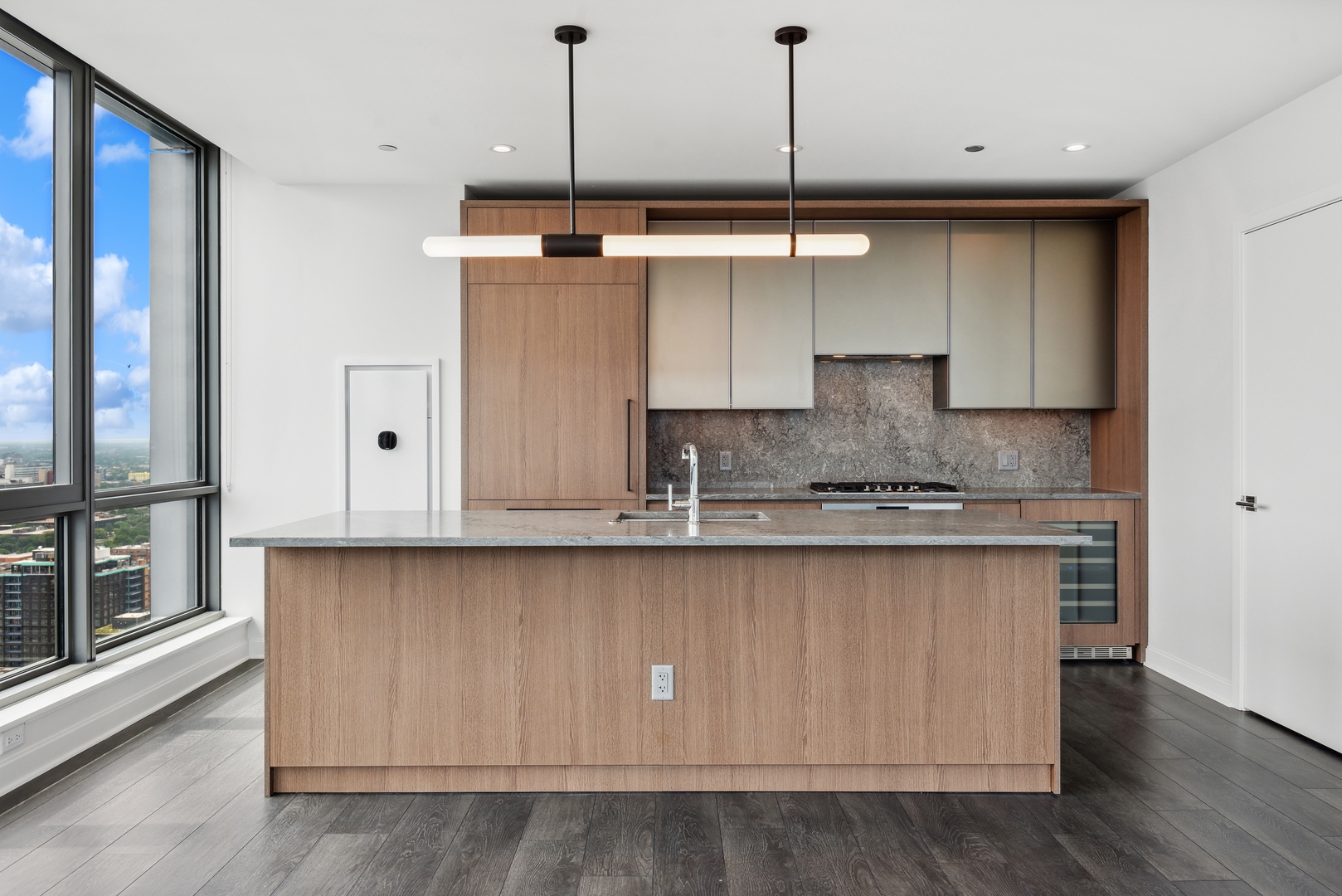 164 N Peoria Street Unit: 3905