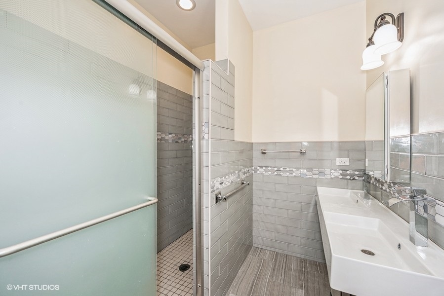 3037 W Lyndale Street Unit: 1