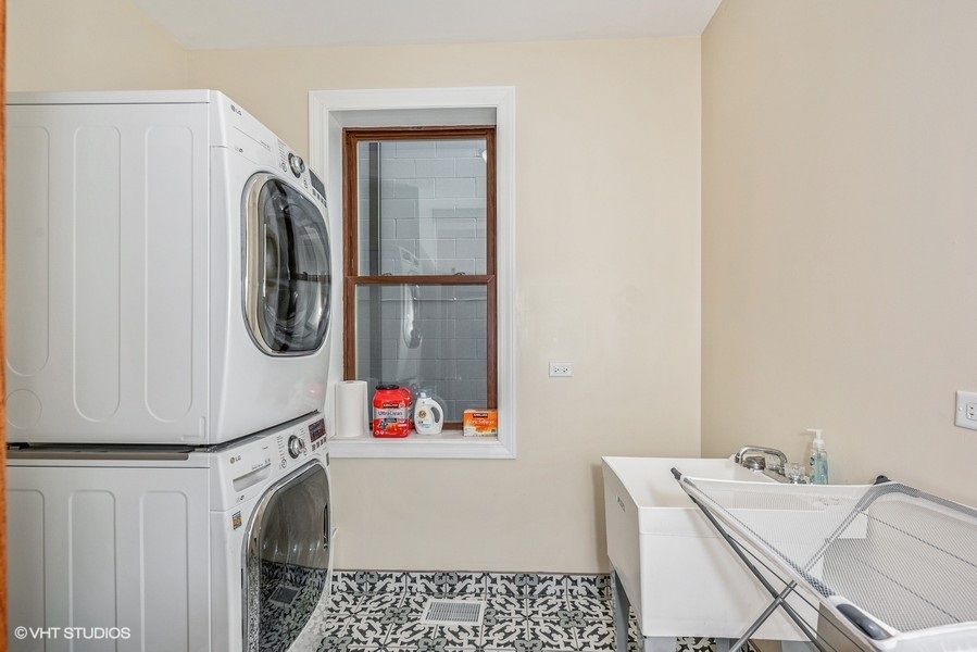 3037 W Lyndale Street Unit: 1