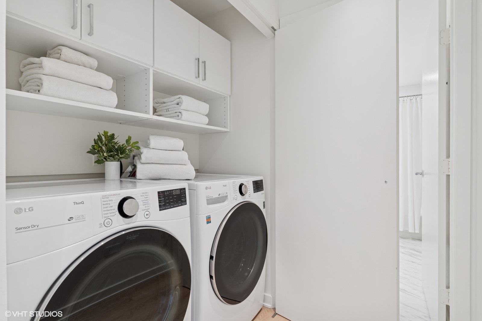 57 E Delaware Place Unit: 3703