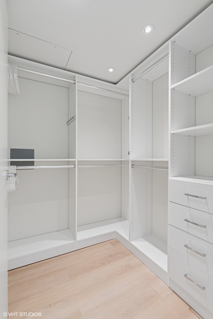 57 E Delaware Place Unit: 3703