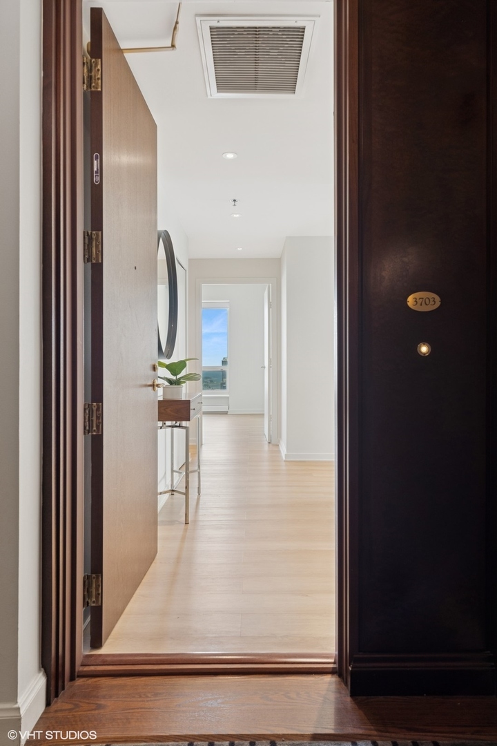 57 E Delaware Place Unit: 3703