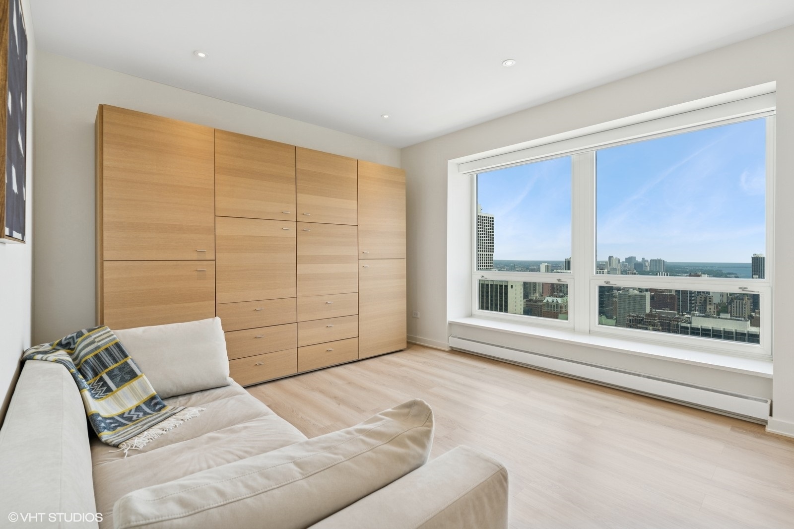 57 E Delaware Place Unit: 3703