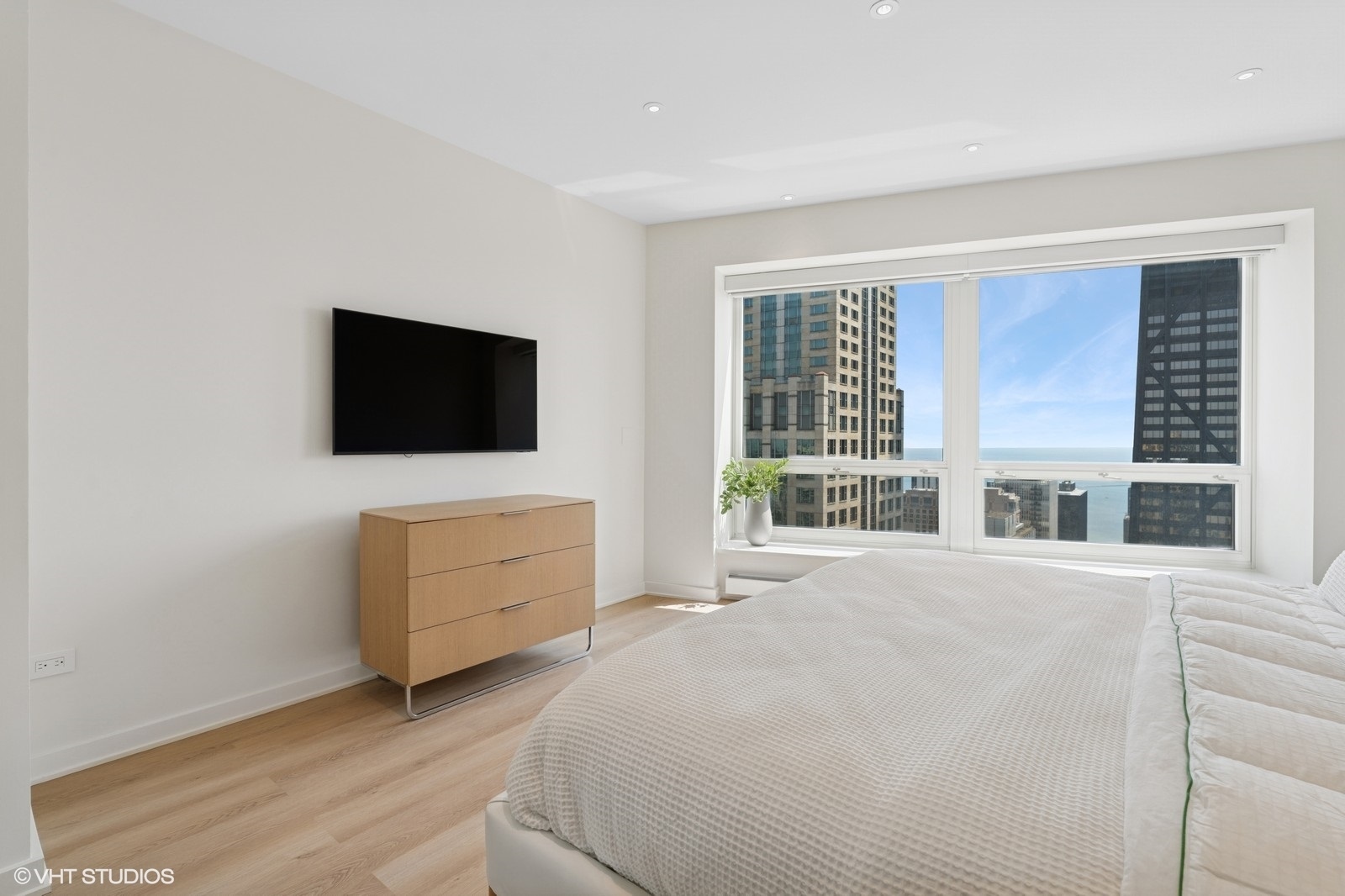 57 E Delaware Place Unit: 3703