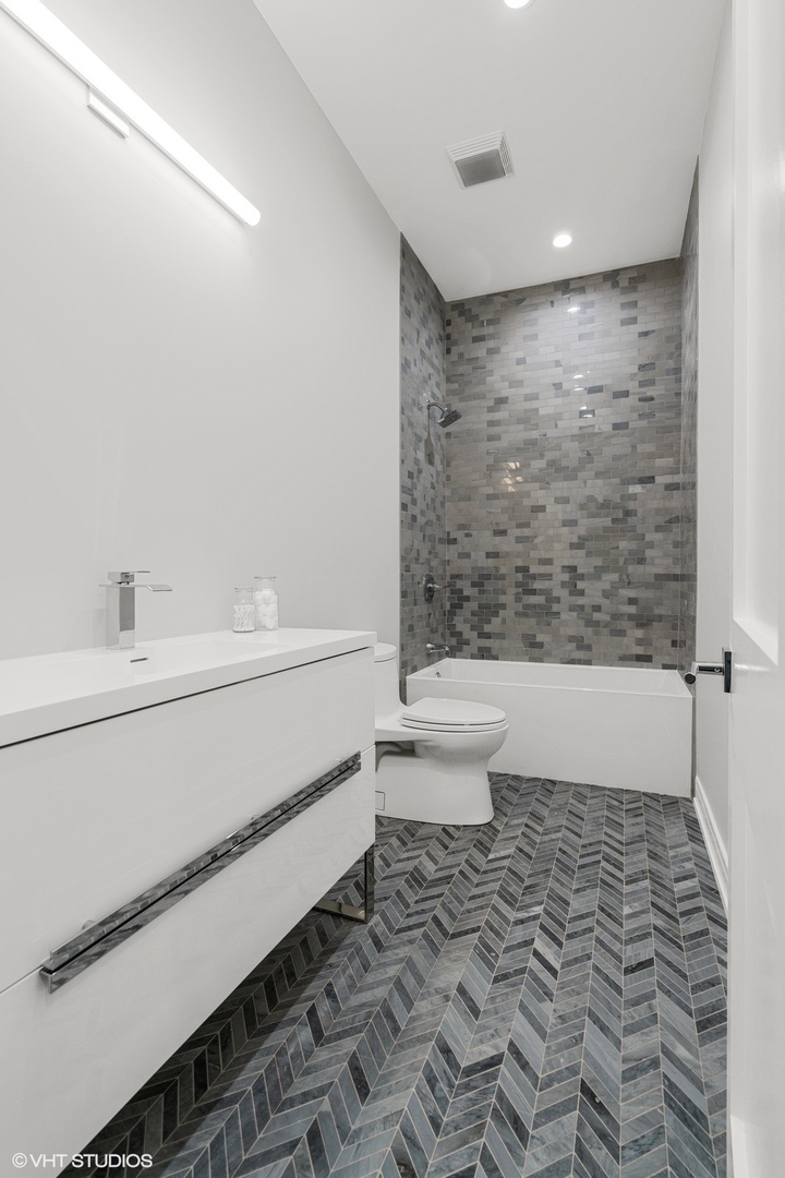 4148 N Greenview Avenue