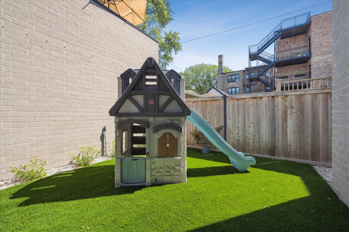 2046 W Addison Street Unit: 1