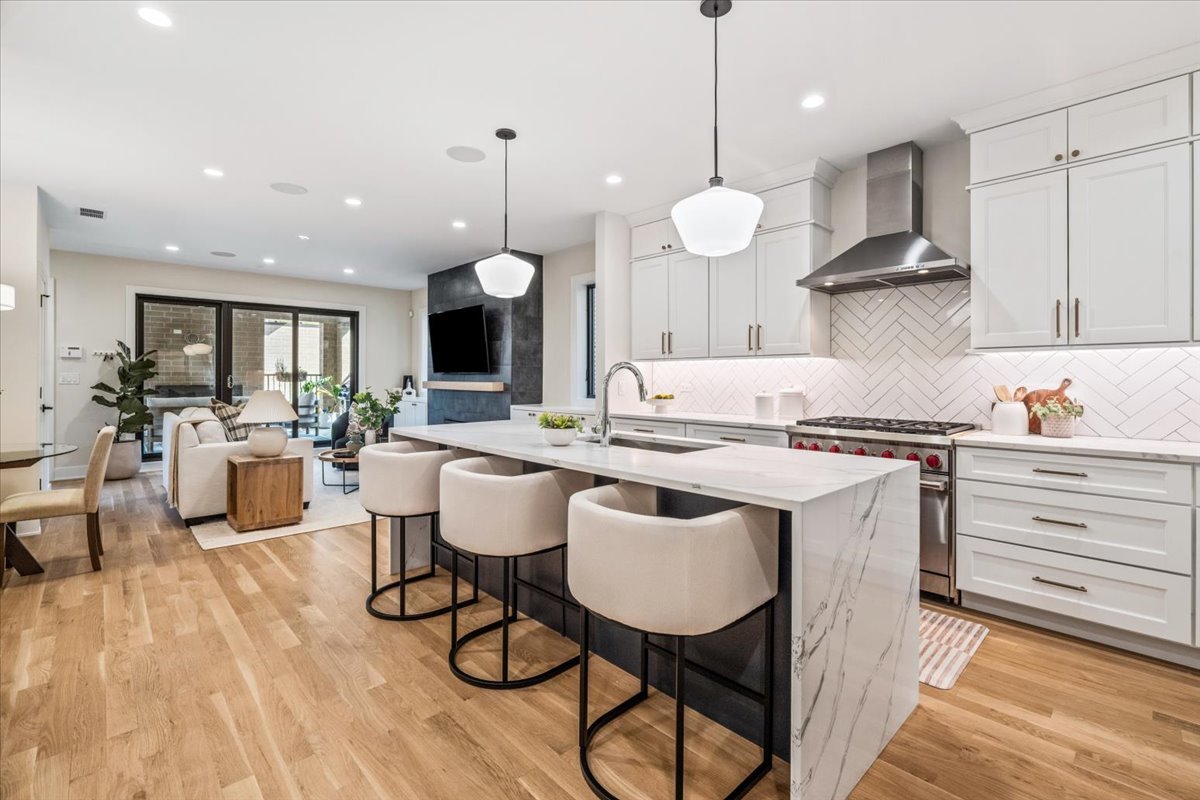 2046 W Addison Street Unit: 1