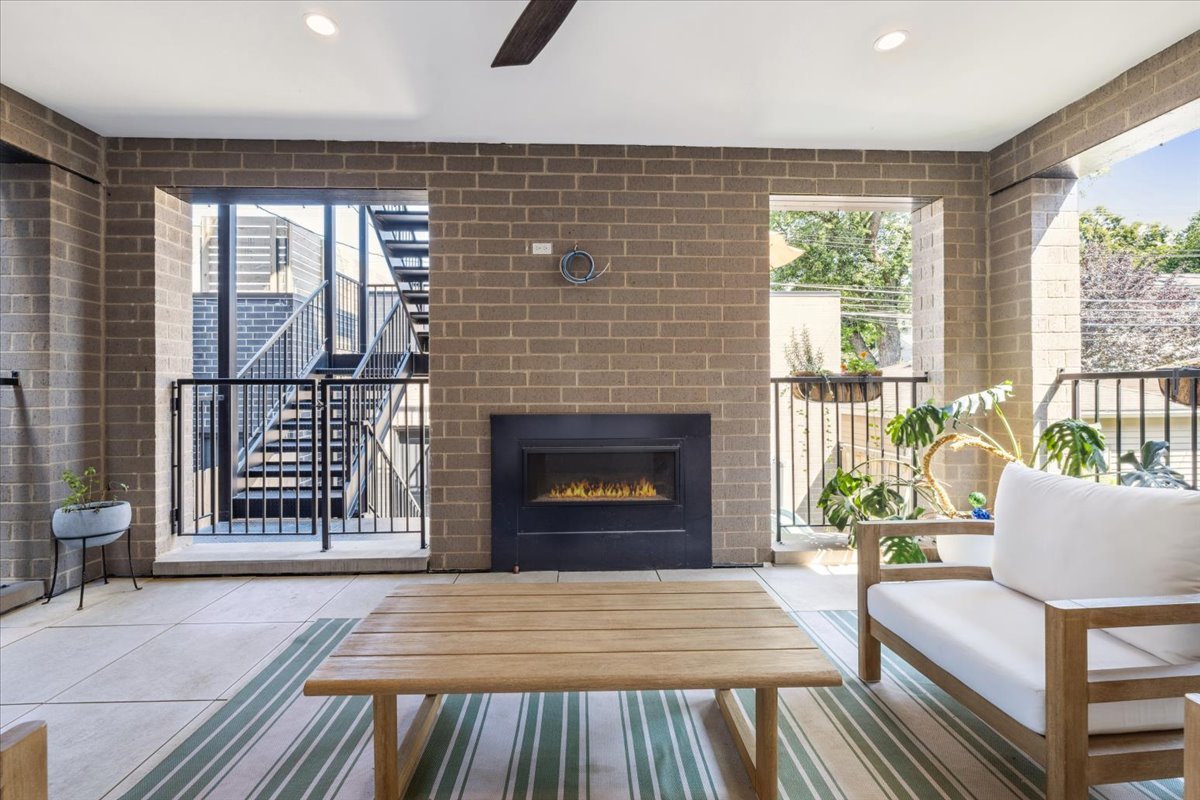 2046 W Addison Street Unit: 1