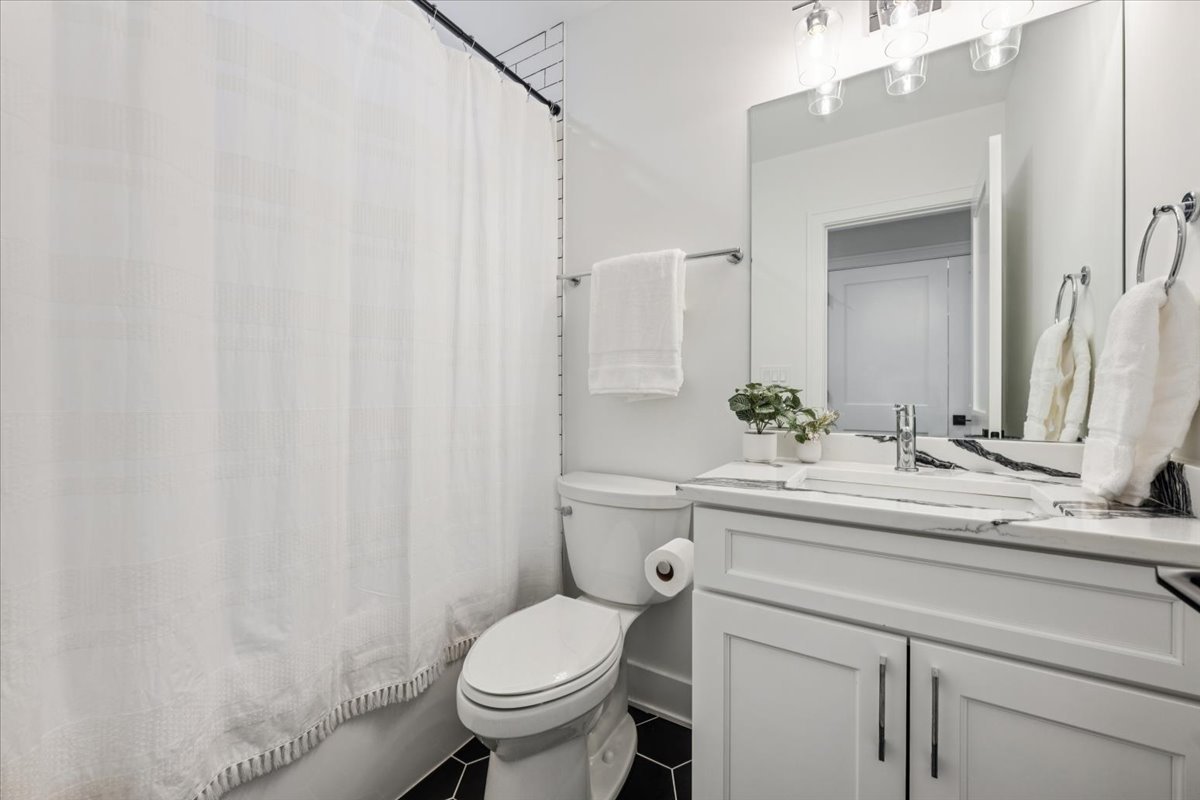 2046 W Addison Street Unit: 1