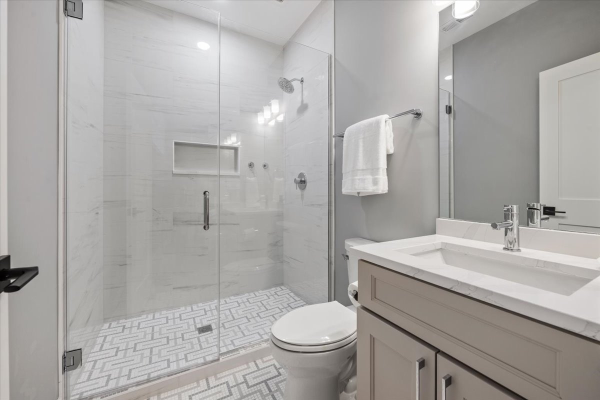 2046 W Addison Street Unit: 1