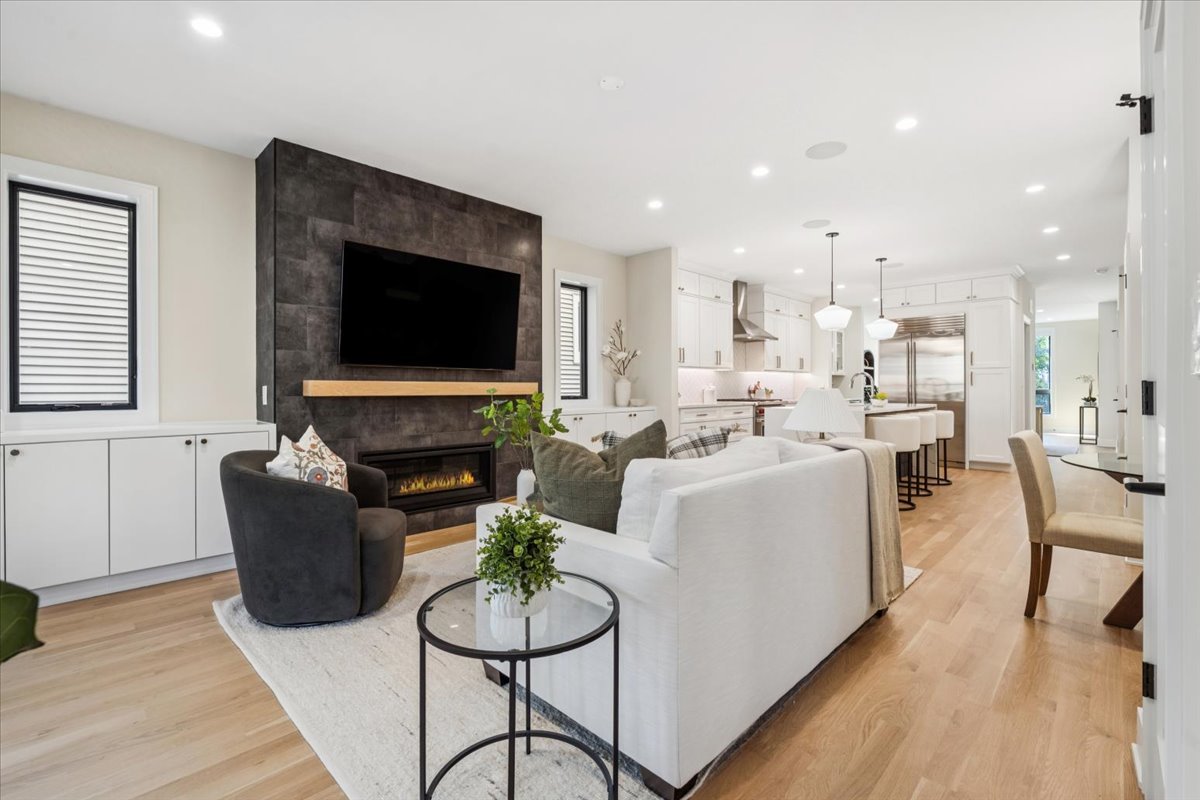 2046 W Addison Street Unit: 1