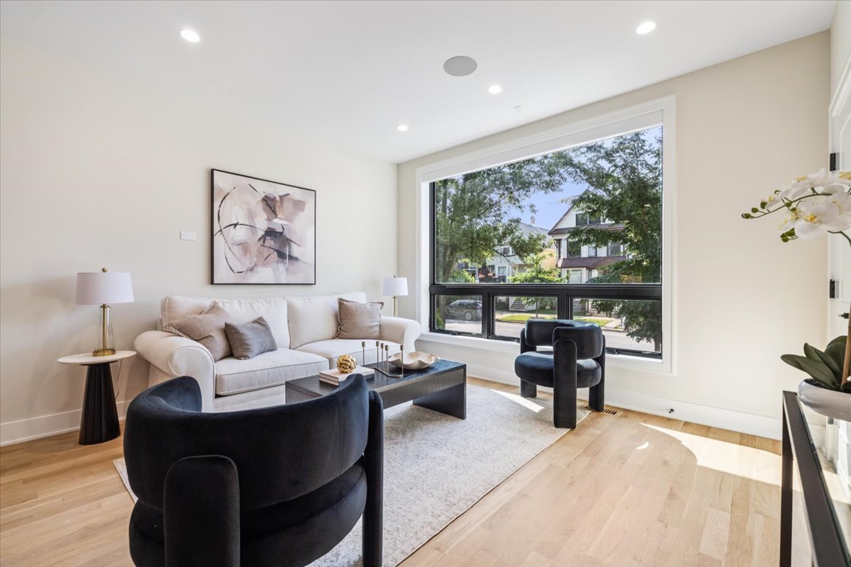 2046 W Addison Street Unit: 1