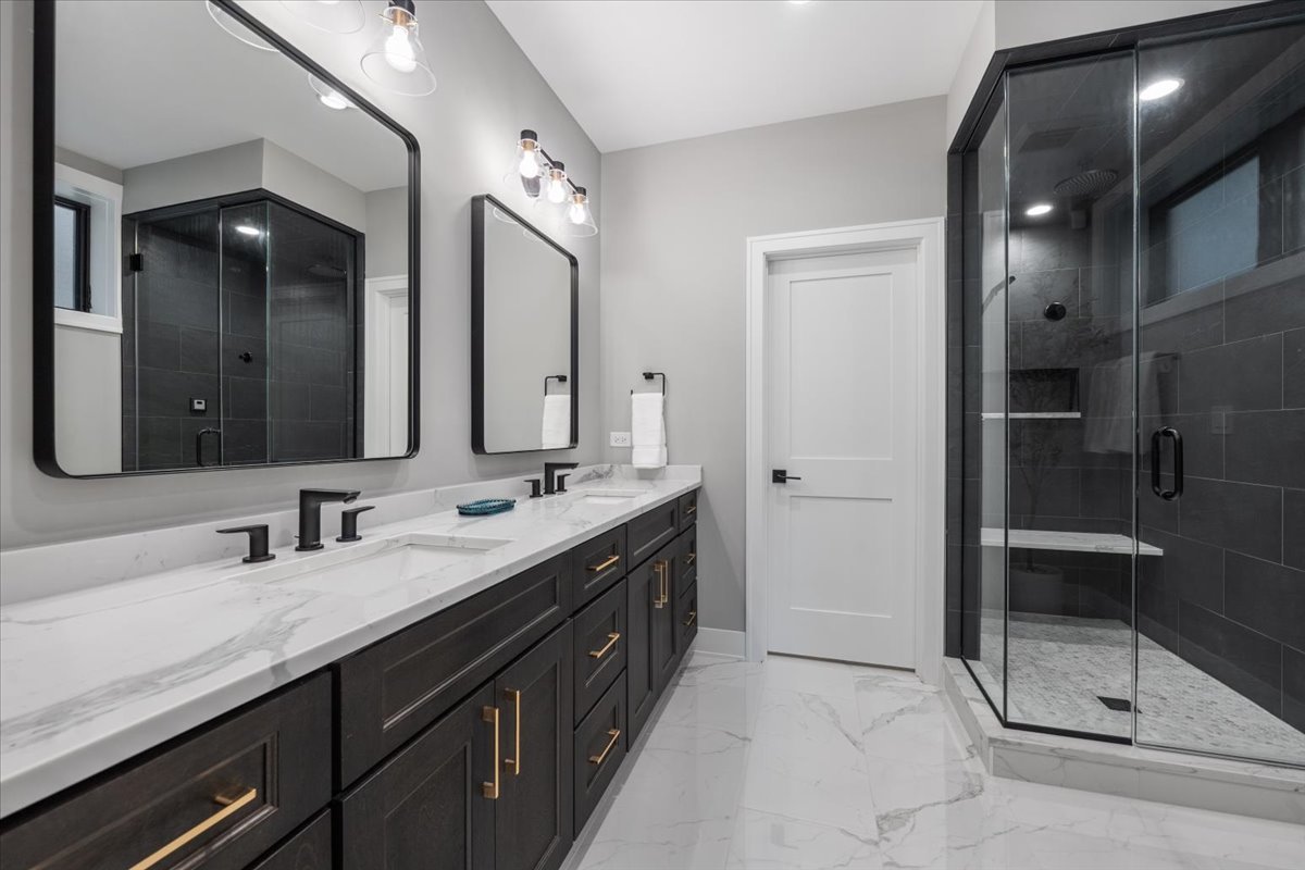 2046 W Addison Street Unit: 1