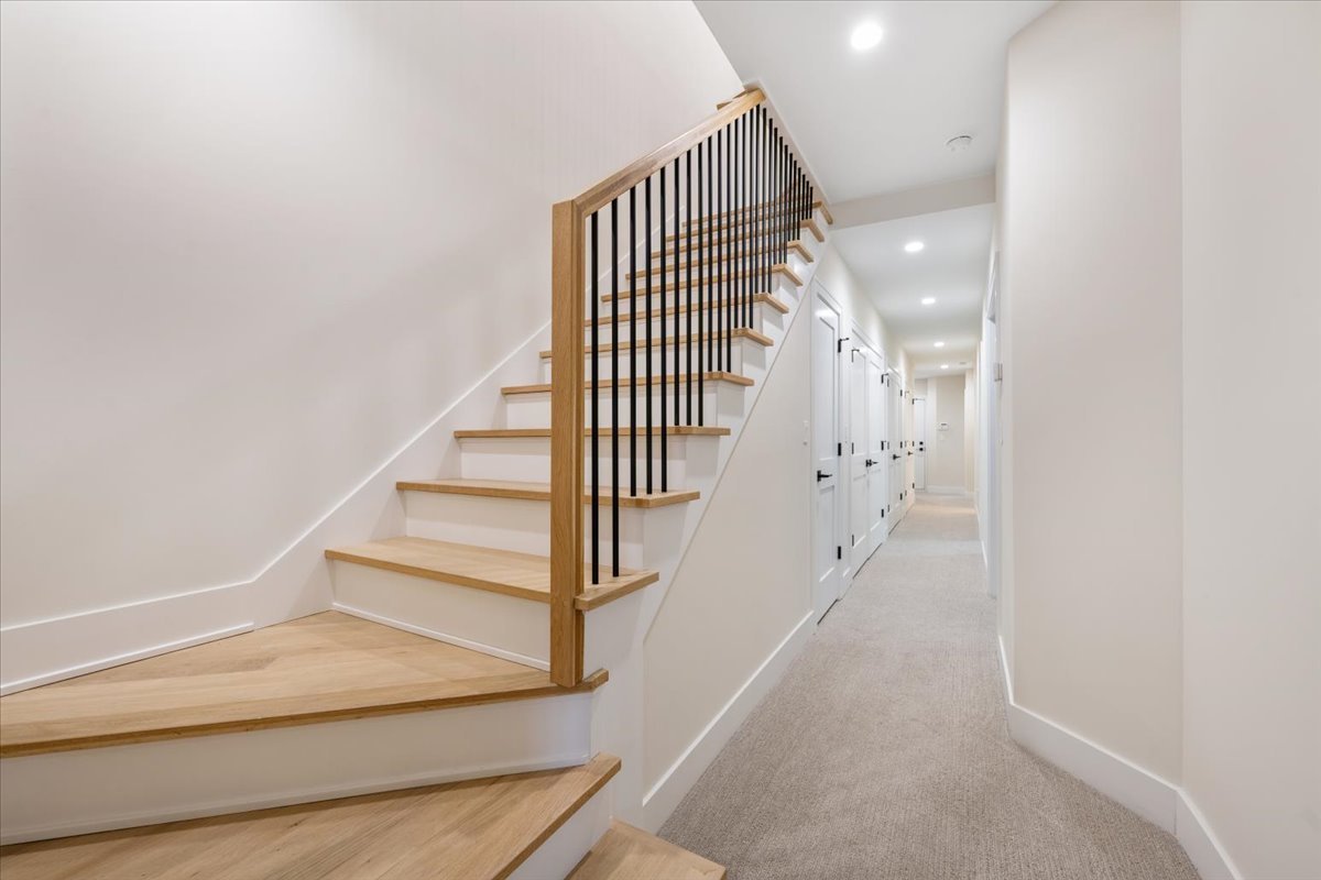 2046 W Addison Street Unit: 1