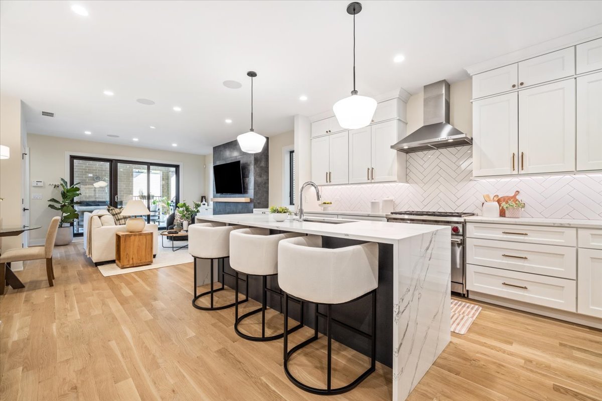 2046 W Addison Street Unit: 1