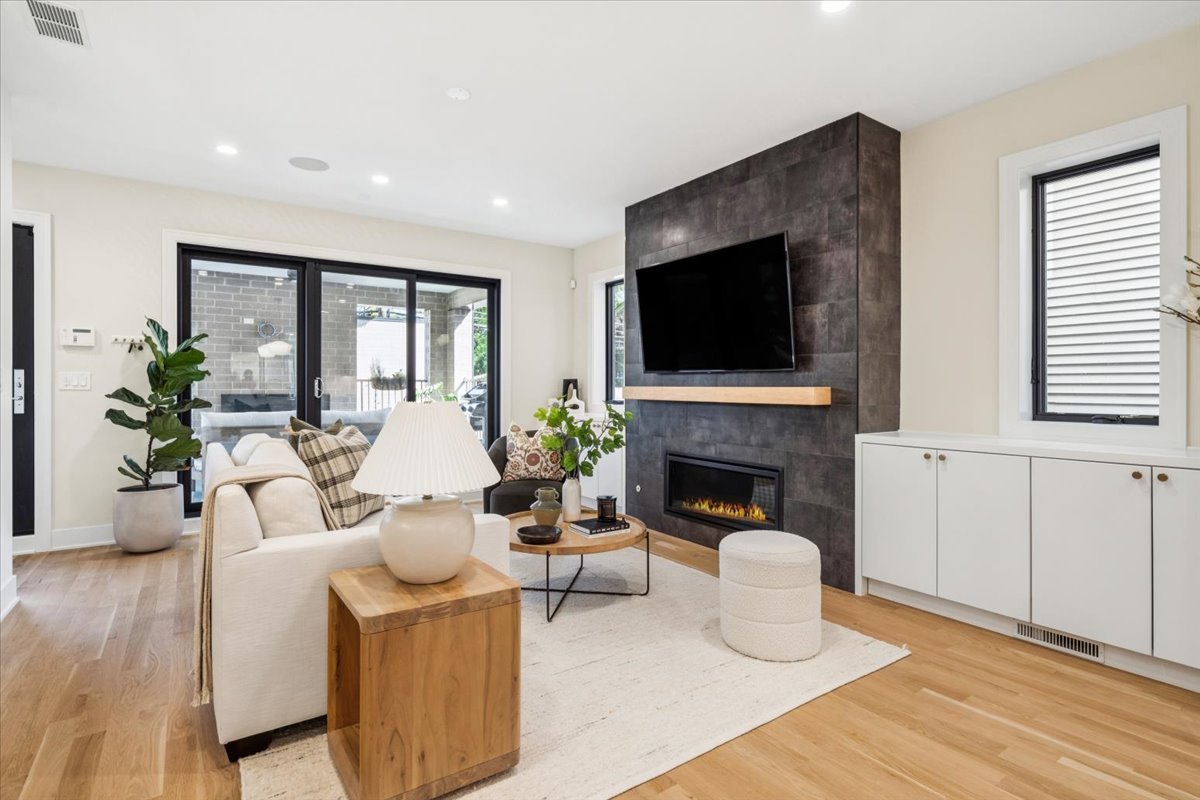 2046 W Addison Street Unit: 1