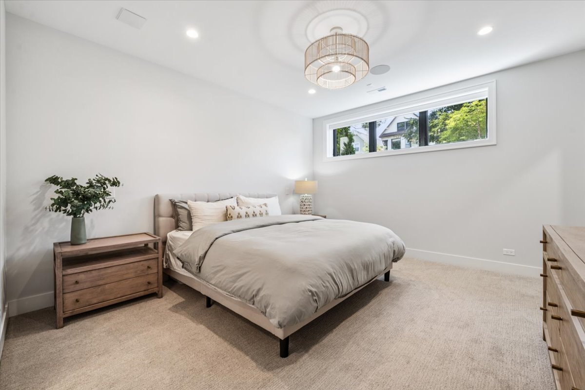 2046 W Addison Street Unit: 1