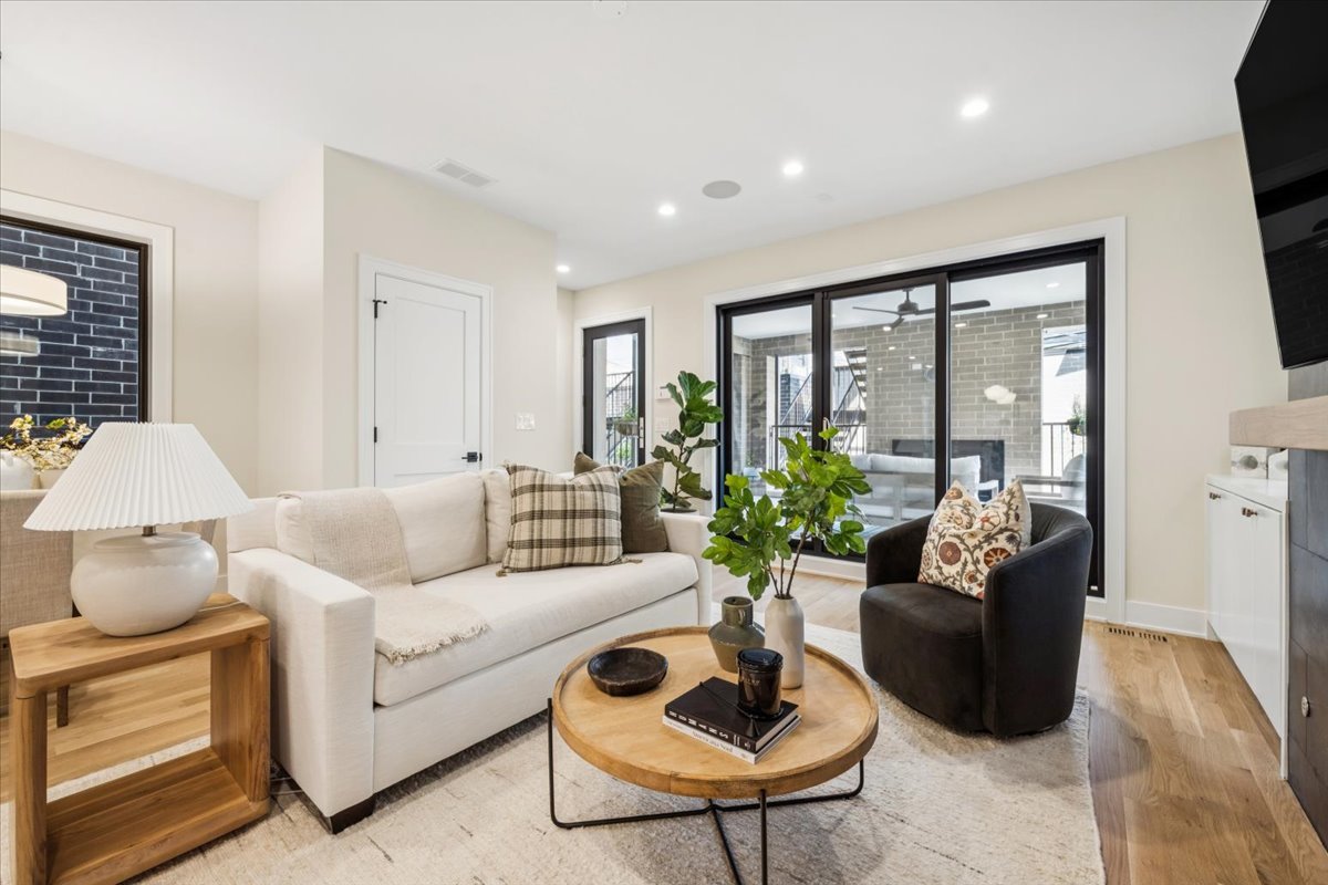 2046 W Addison Street Unit: 1