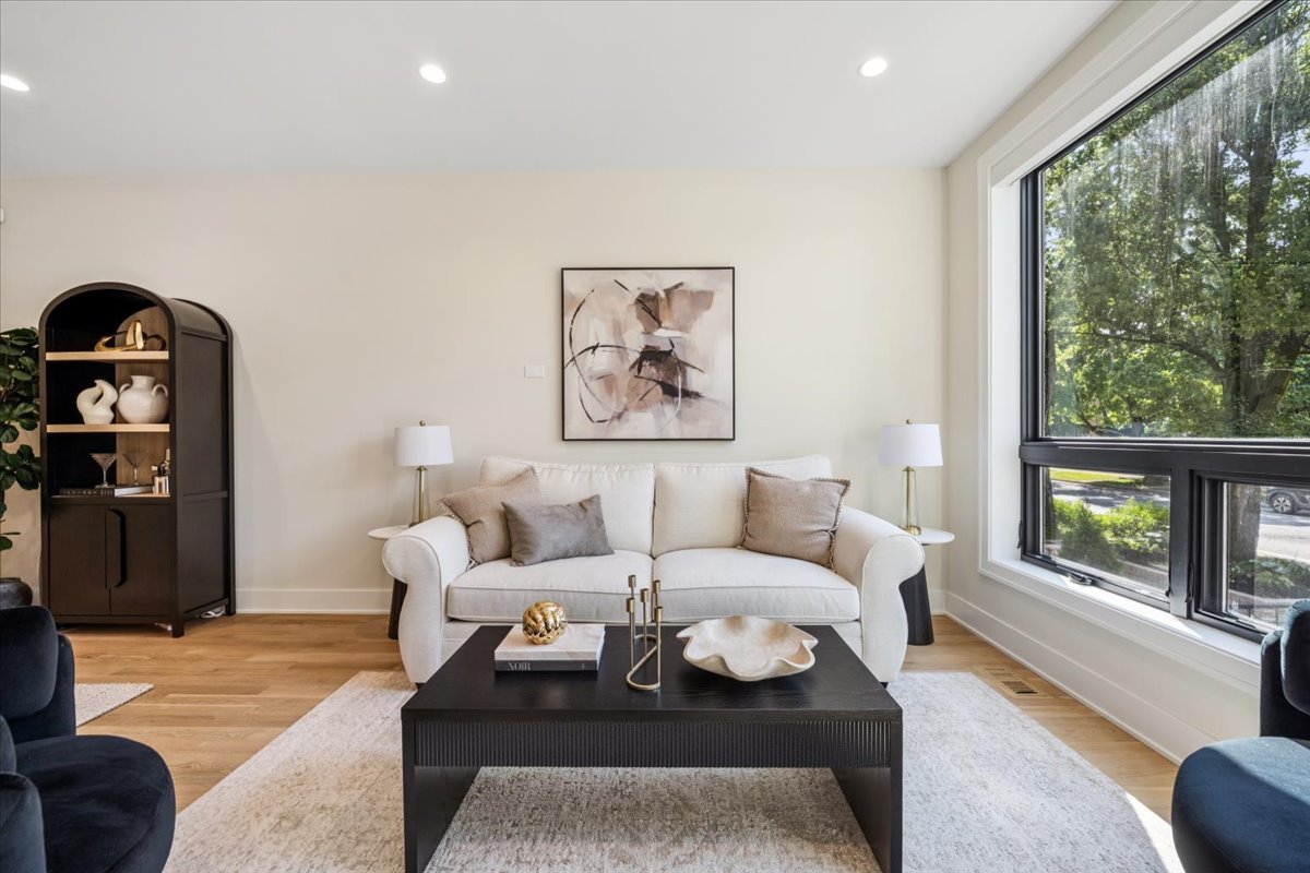 2046 W Addison Street Unit: 1