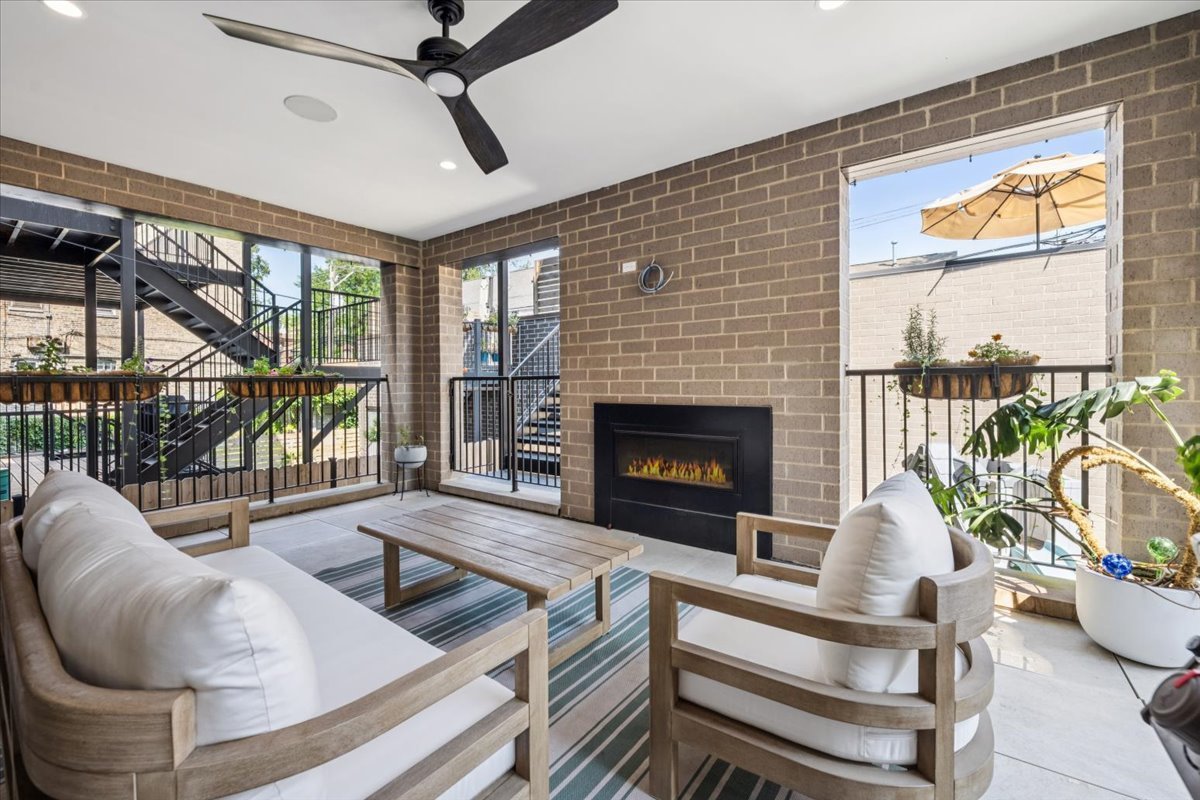 2046 W Addison Street Unit: 1