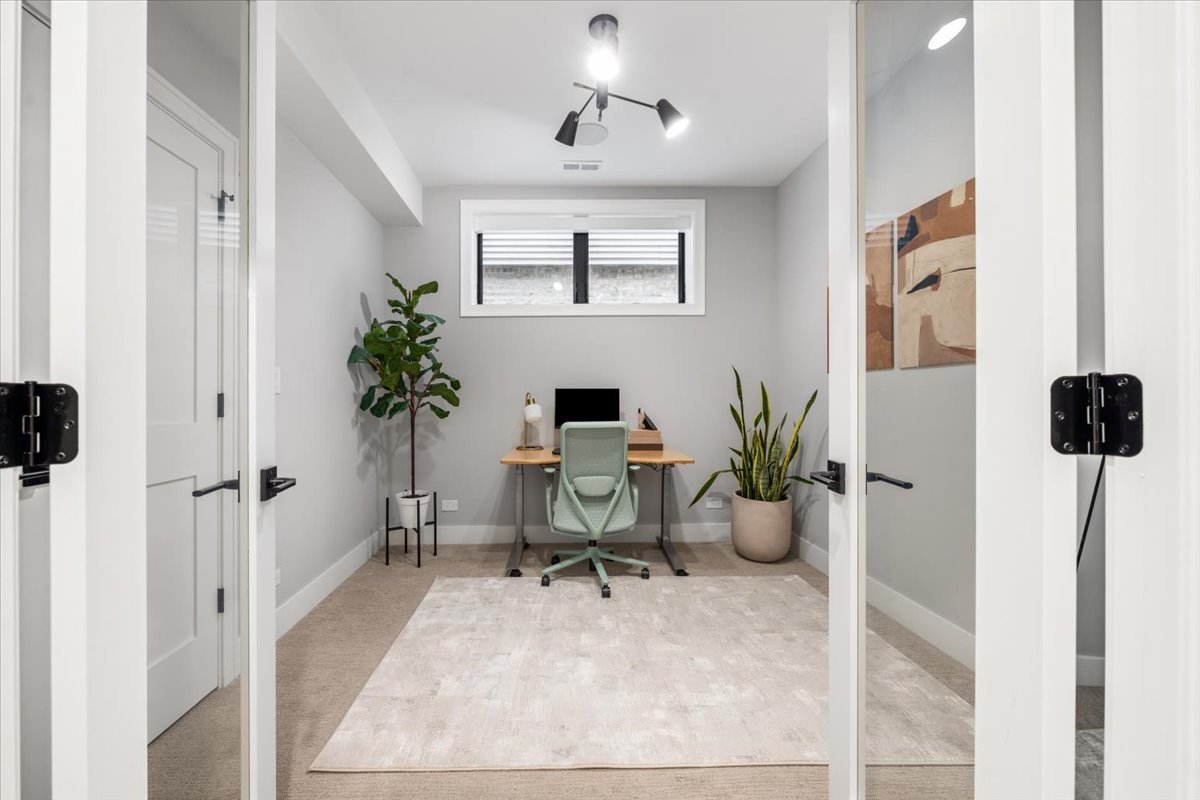 2046 W Addison Street Unit: 1