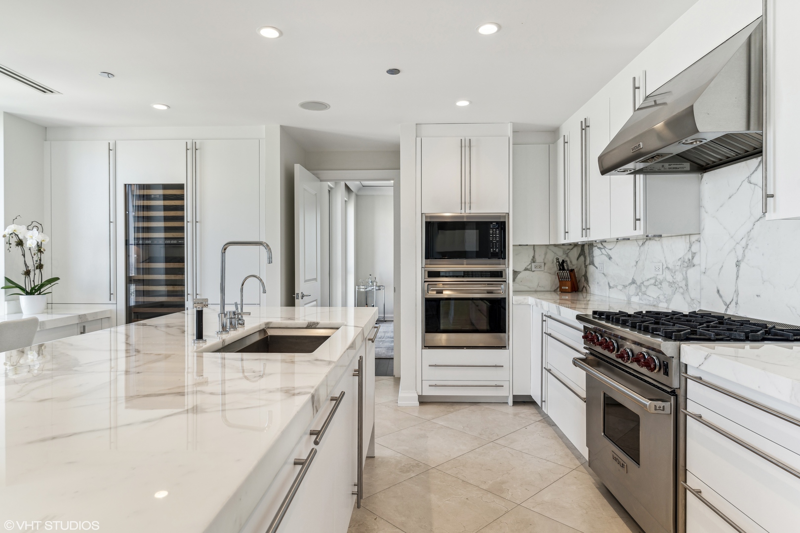 11 E Walton Street Unit: 4202