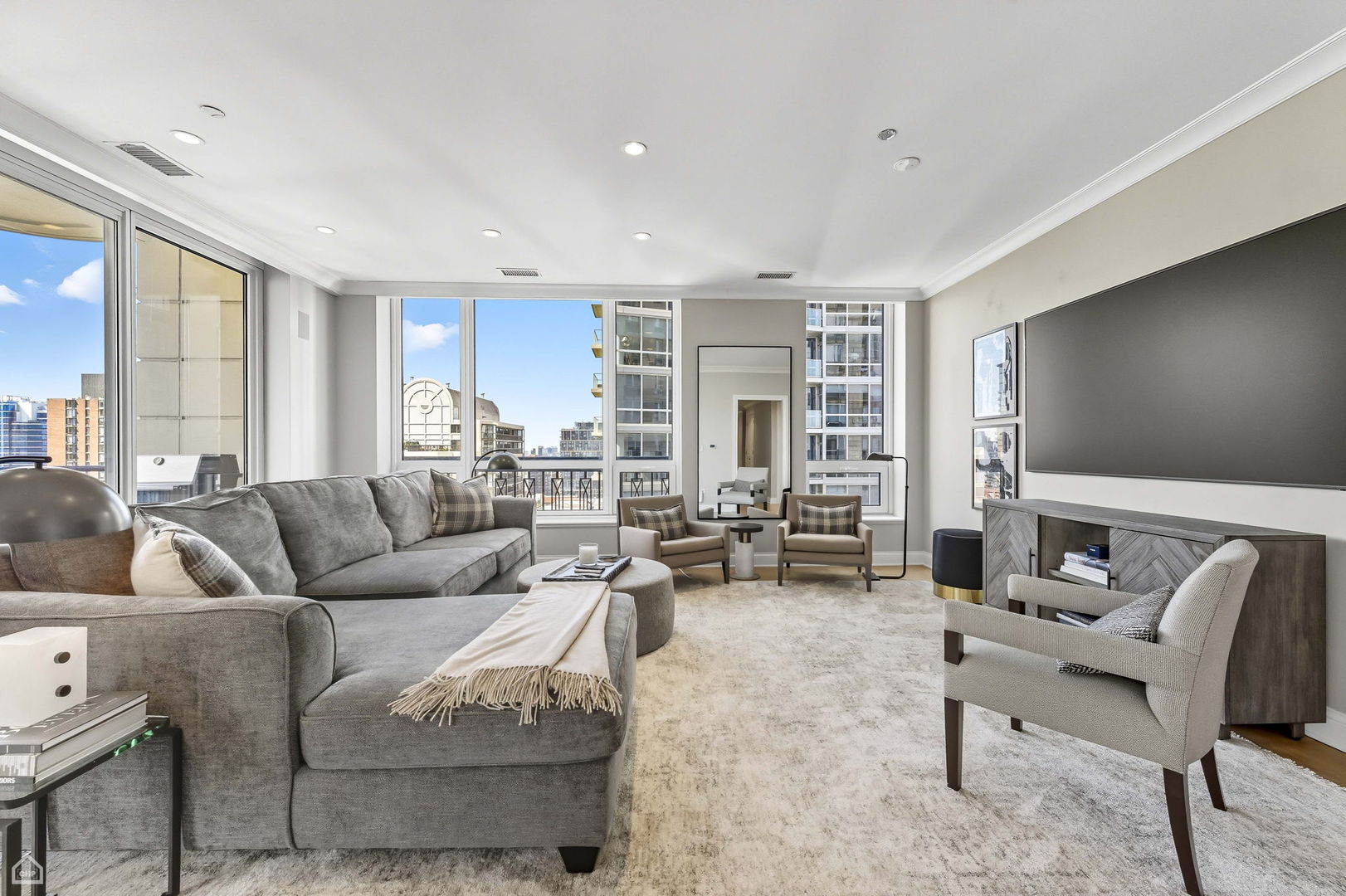 10 E Delaware Place Unit: 21D