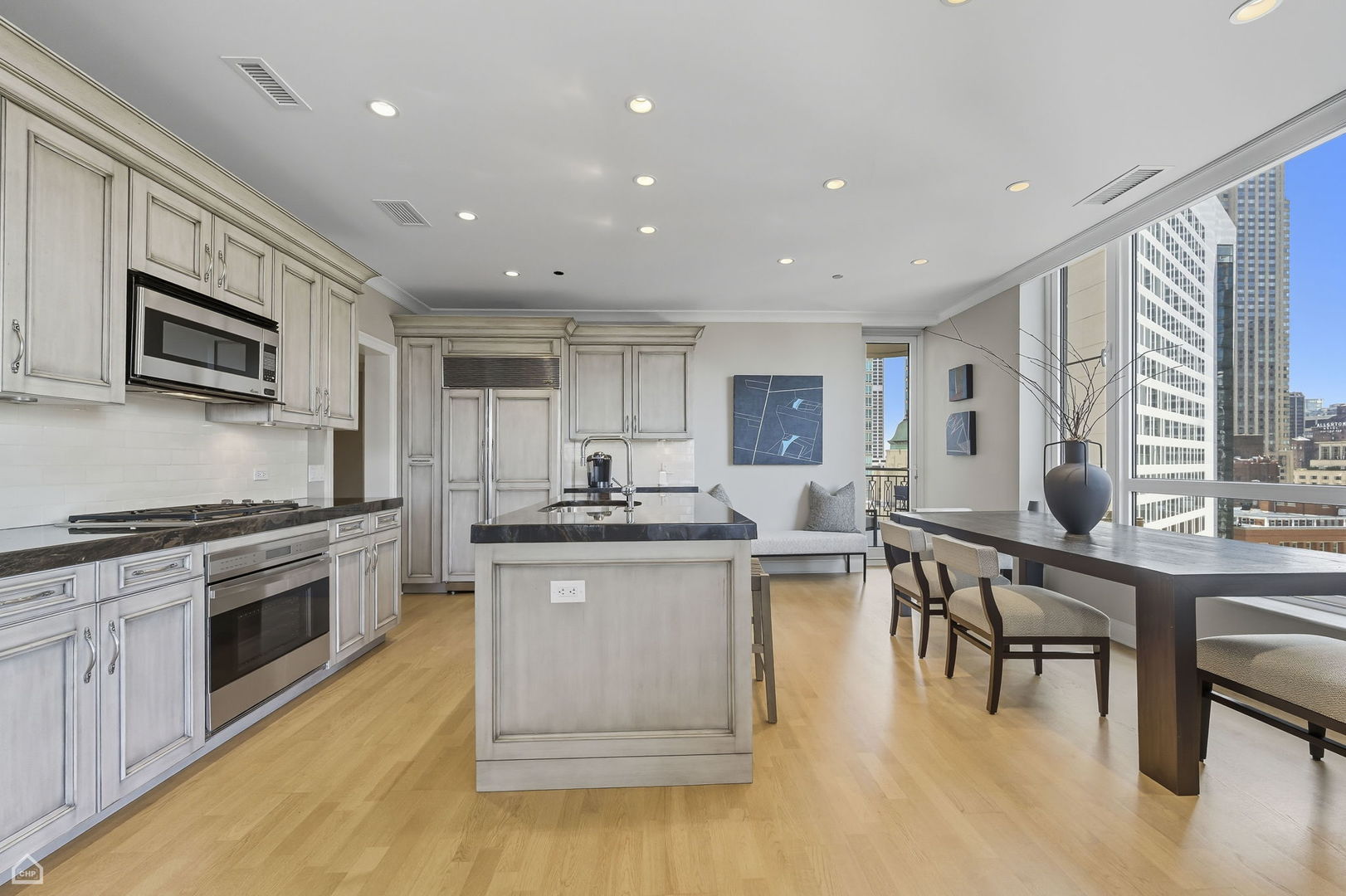 10 E Delaware Place Unit: 21D